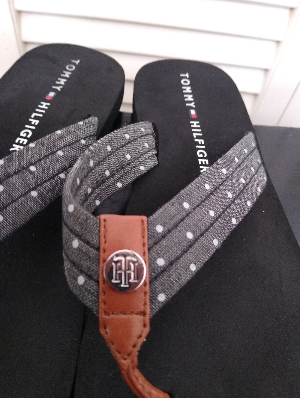 Tommy Hilfiger Flip Flops Womens ~8.5 Gray Polka Dot Thong Sandals Casual - Picture 6 of 9